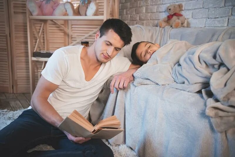 Папа в спальне. Папа спальный. Папа спальный. Муж и дети. Папа спальный.