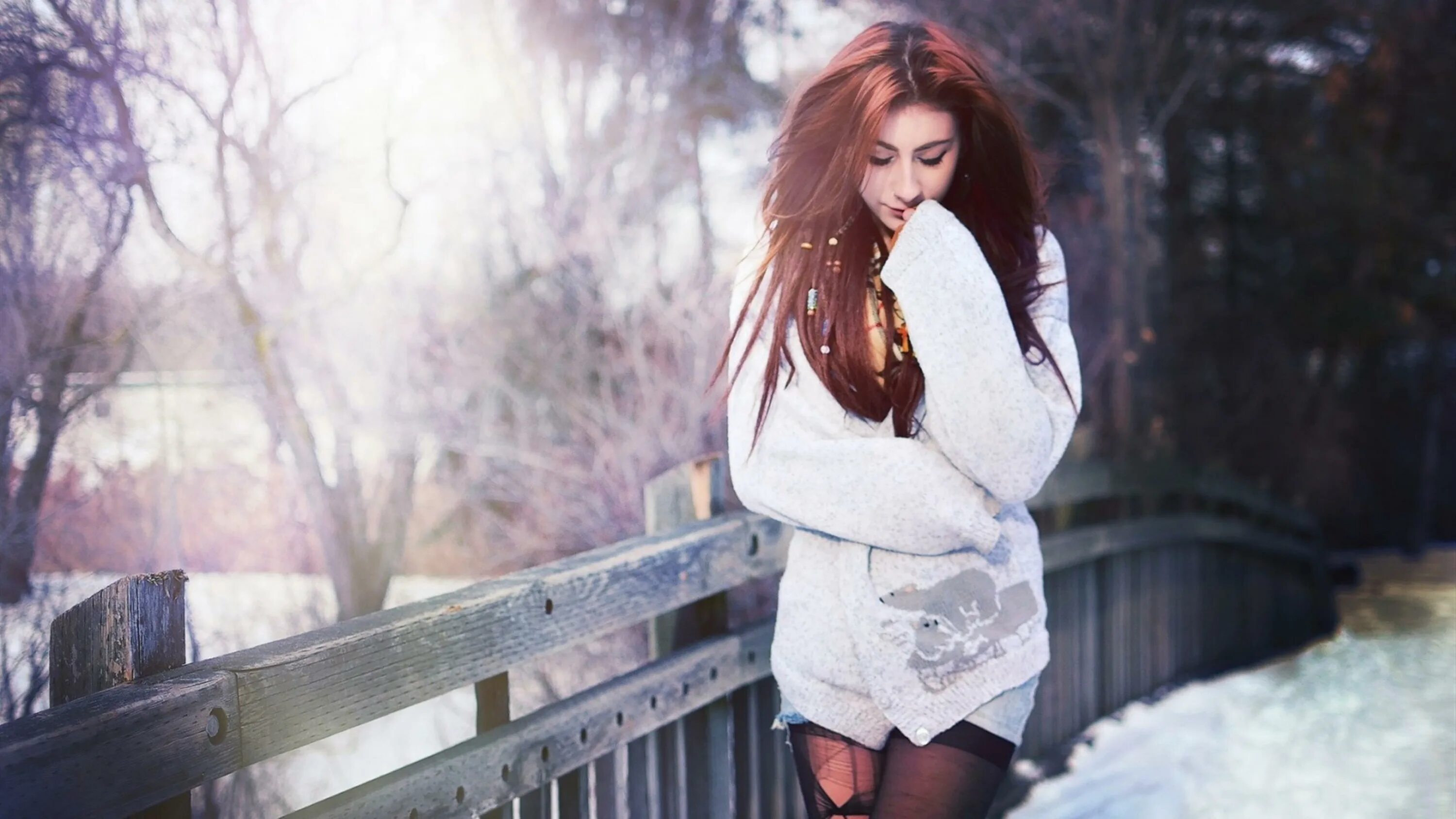 Девушка зима картинки. Девушка на мосту зима. Девушка зимой на мосту. Девушка с темными волосами зимой.