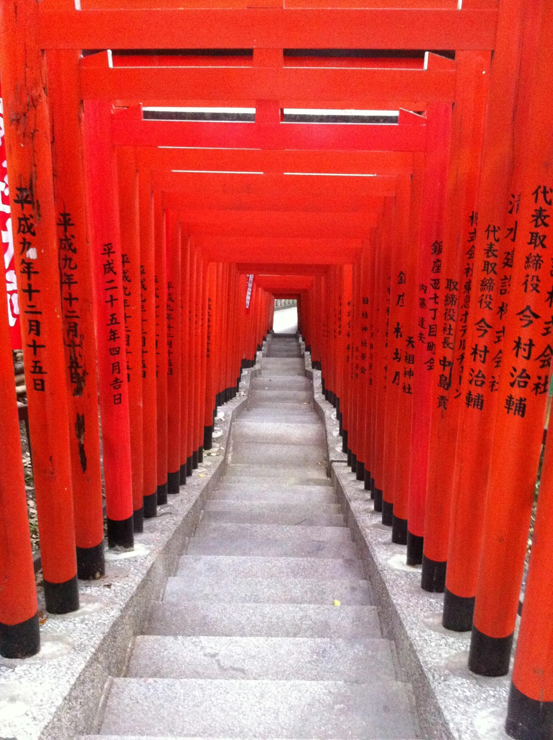 Столбовая красный. Японские ступеньки. Лестница в Японии. Китайские столбы красные. Япония красные колонны.