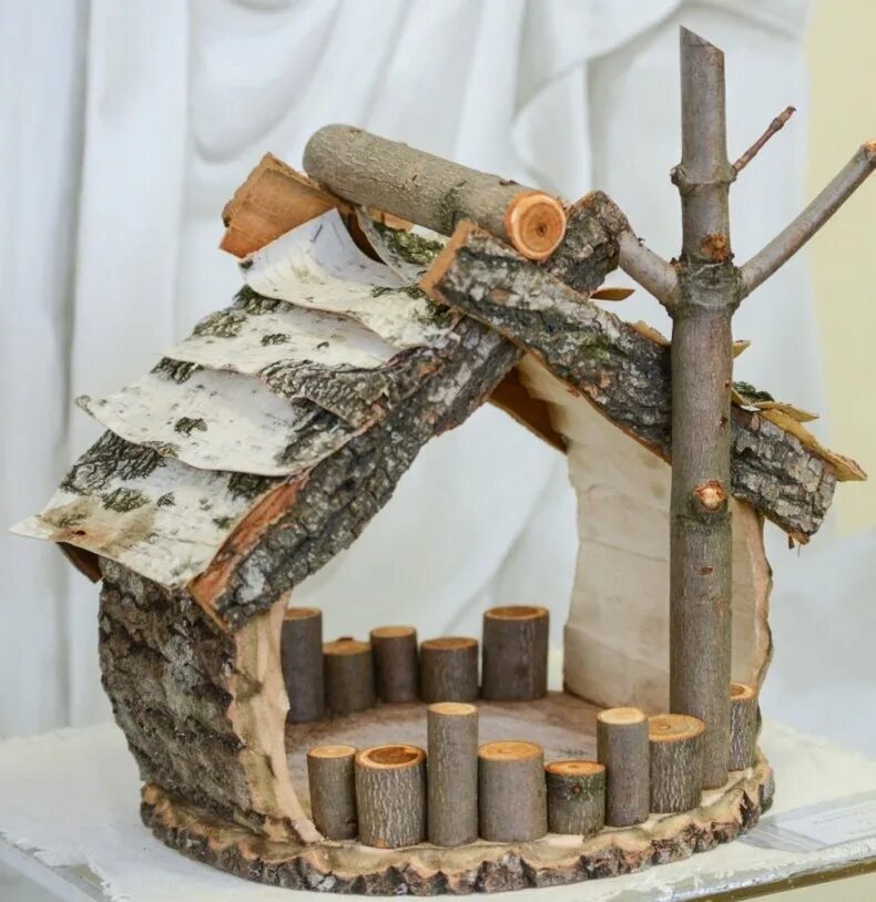 Дома из веток деревьев. Домик из веток. домик из коры. домик из веточек. кормушка для птиц из веток.