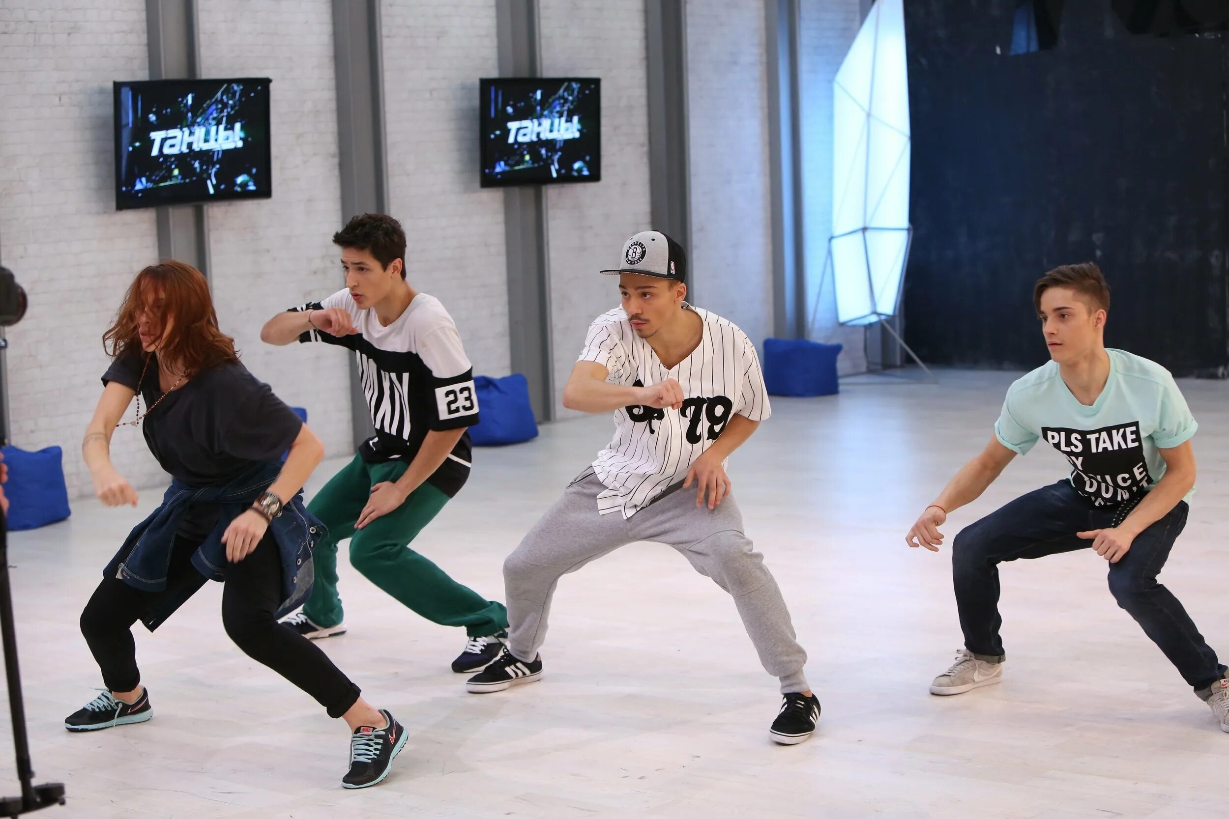 Krump танец. Танцор крамп. Танцевальный стиль крамп. Дима twice krump. Танцор крамп.