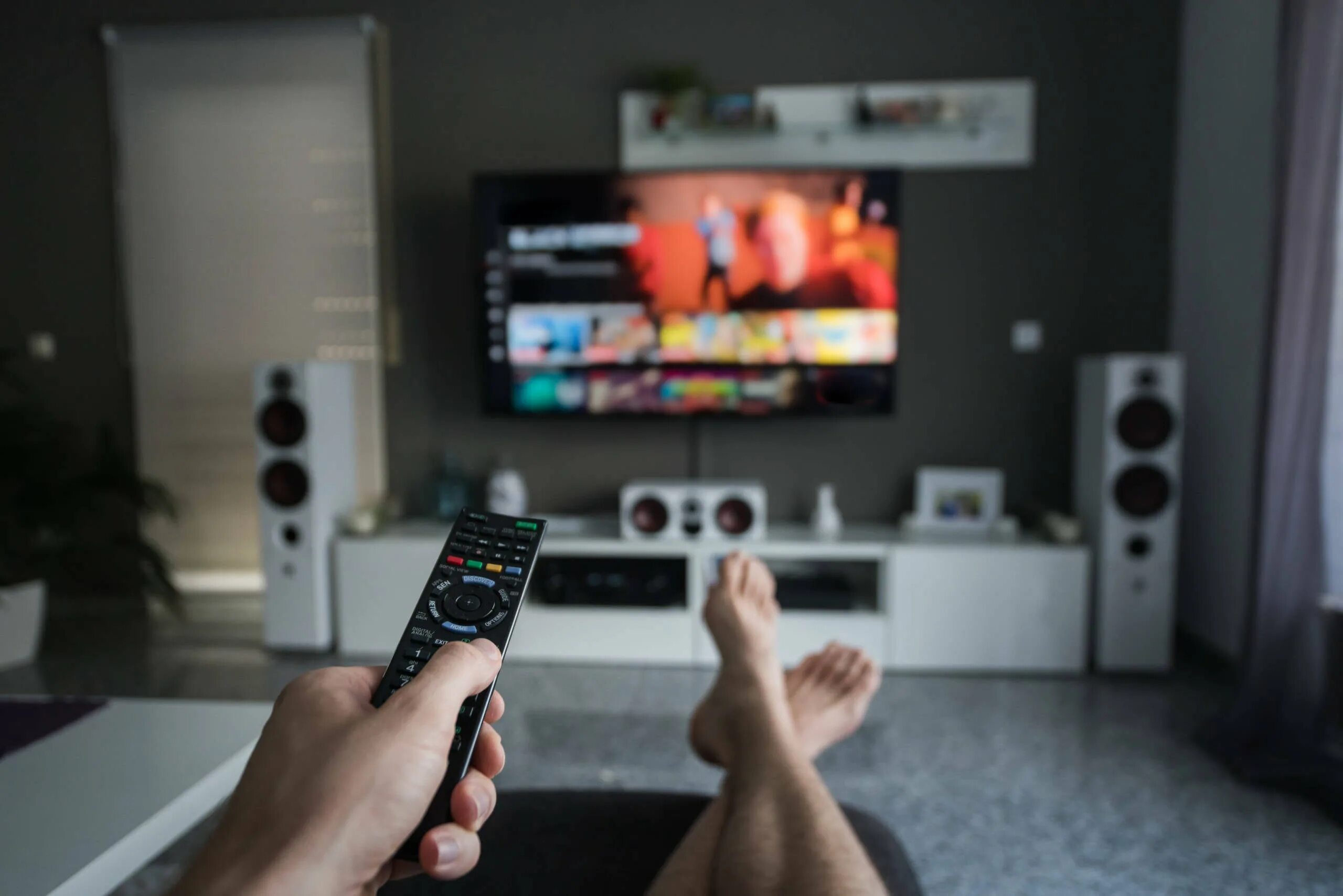 Thanks to television and films. Нетфликс на телевизоре. Вечер перед телевизором. Перед телевизором. Thanks to television and films.