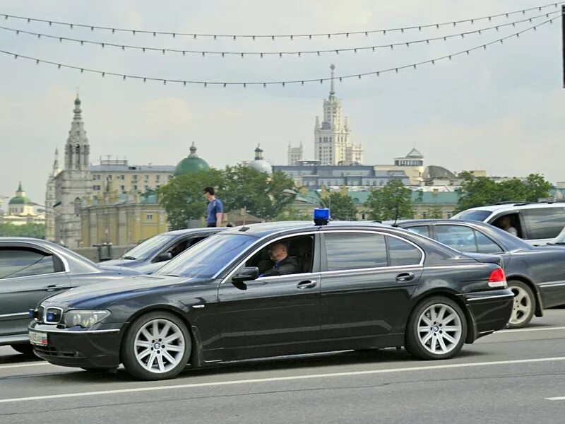 Ездить служебный. Ездить служебный. Ездить служебный. Bmw 7 с мигалкой. Ездить служебный.
