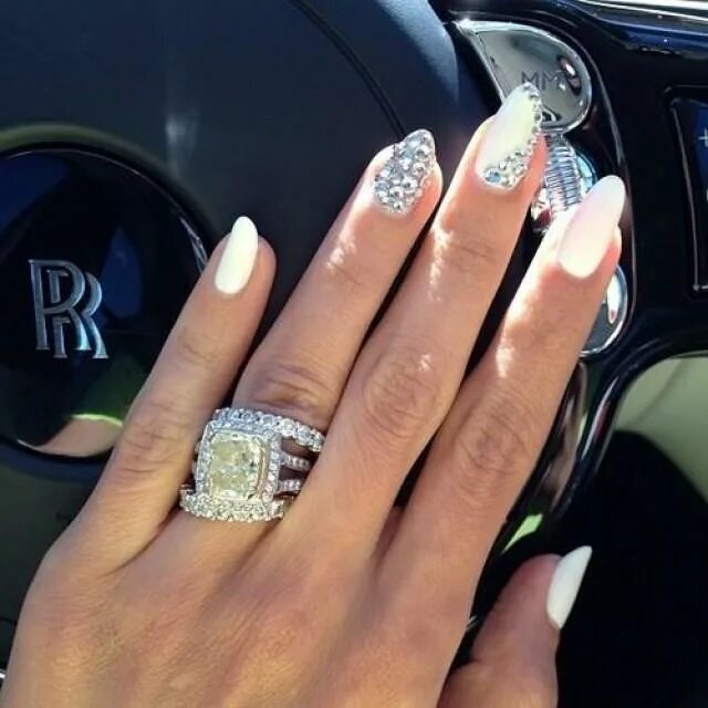 маникюр френч светоотражающий миндальная. нюдовый френч 2022 миндаль. френч со светоотражающим лаком на миндаль. красивый маникюр. идеи маникюра.