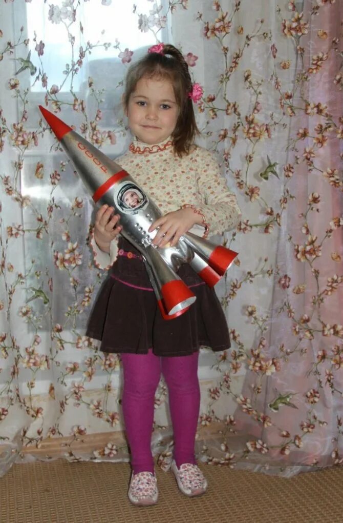 Ракета прдделка в садик. Поделка ракета ко Дню космонавтики. Поделка ракета для детского сада.