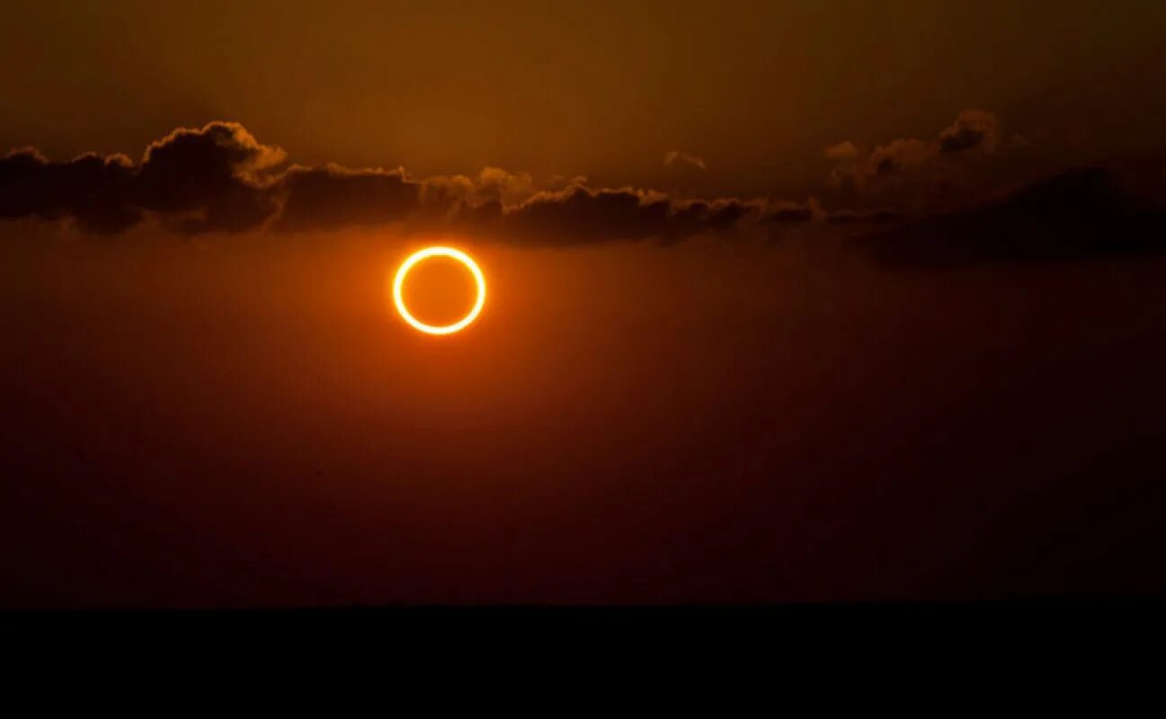 Кольцеобразное солнечное затмение. Солнечное затмение 2021г. Солнечное затмение 4 декабря 2021. Кольцевое лунное затмение. Солнечное затмение с земли