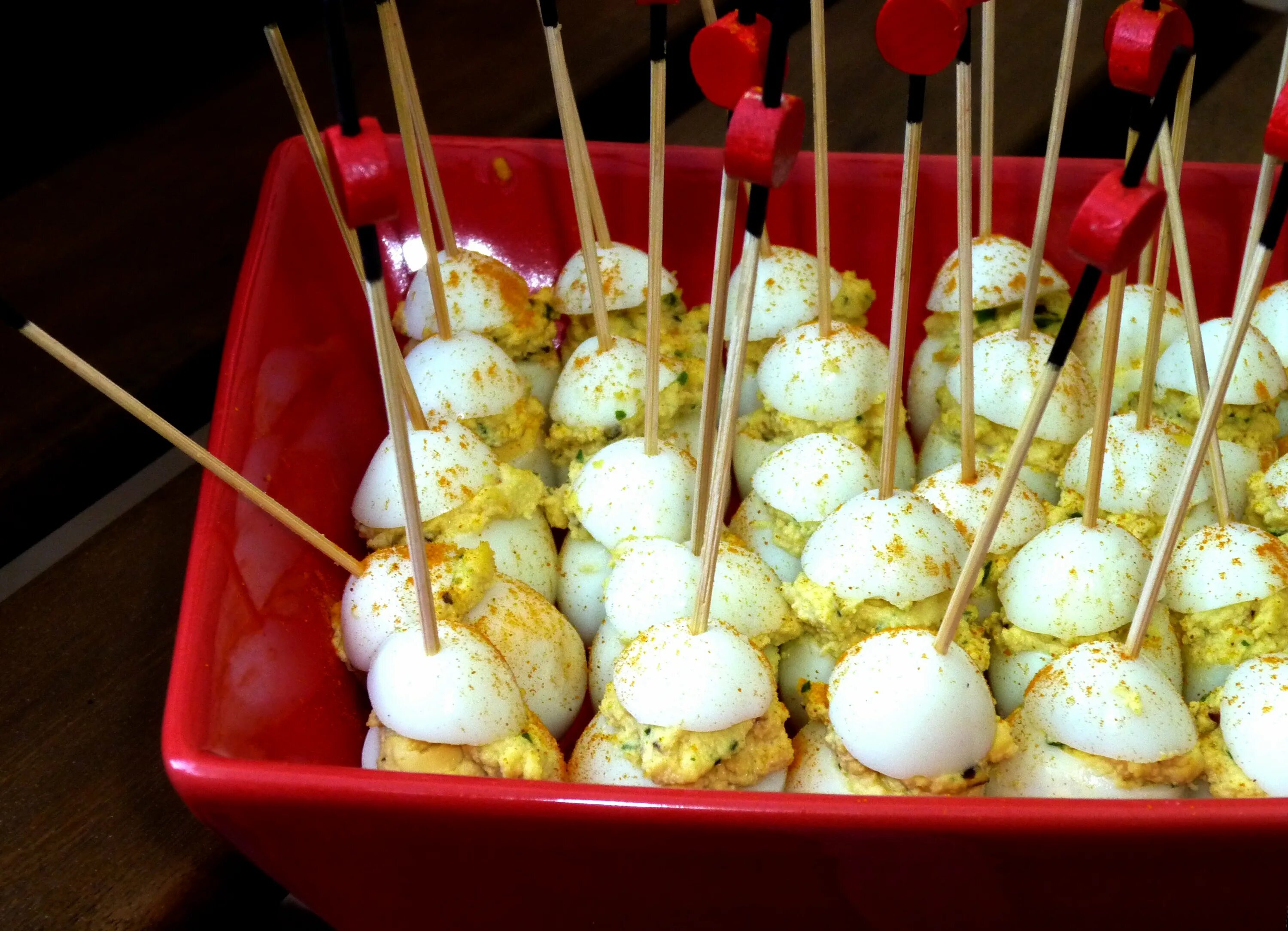 канапе с перепелиными яйцами и черри. канапе с перепелиными яйцами и черри. канапе с перепелиными яйцами на шпажках. канапе с перепелиными яйцами. закуска с перепелиными яйцами на шпажках.