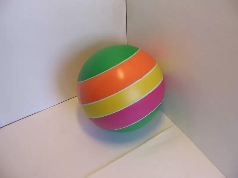 Мяч спортивный маленький. Мячи для детей в детском саду. Мячи резиновые для детского сада. Резиновый мячик для детей. Мяч детский.