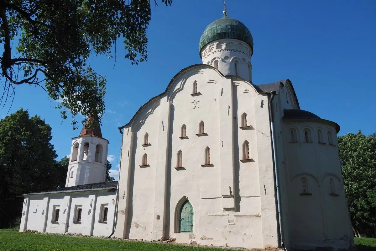 Церковь двенадцати апостолов Великий Новгород. Церковь двенадцати апостолов 1455 Новгород. Церкви Новгорода 12 век. Церковь 12 века Великий Новгород.