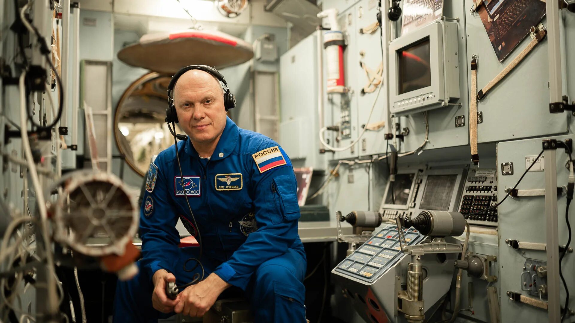 Космонавт испытатель. Механик на заводе профессия. Инженер испытатель детские картинки. Летчик испытатель кочетков. Космонавт инженер.