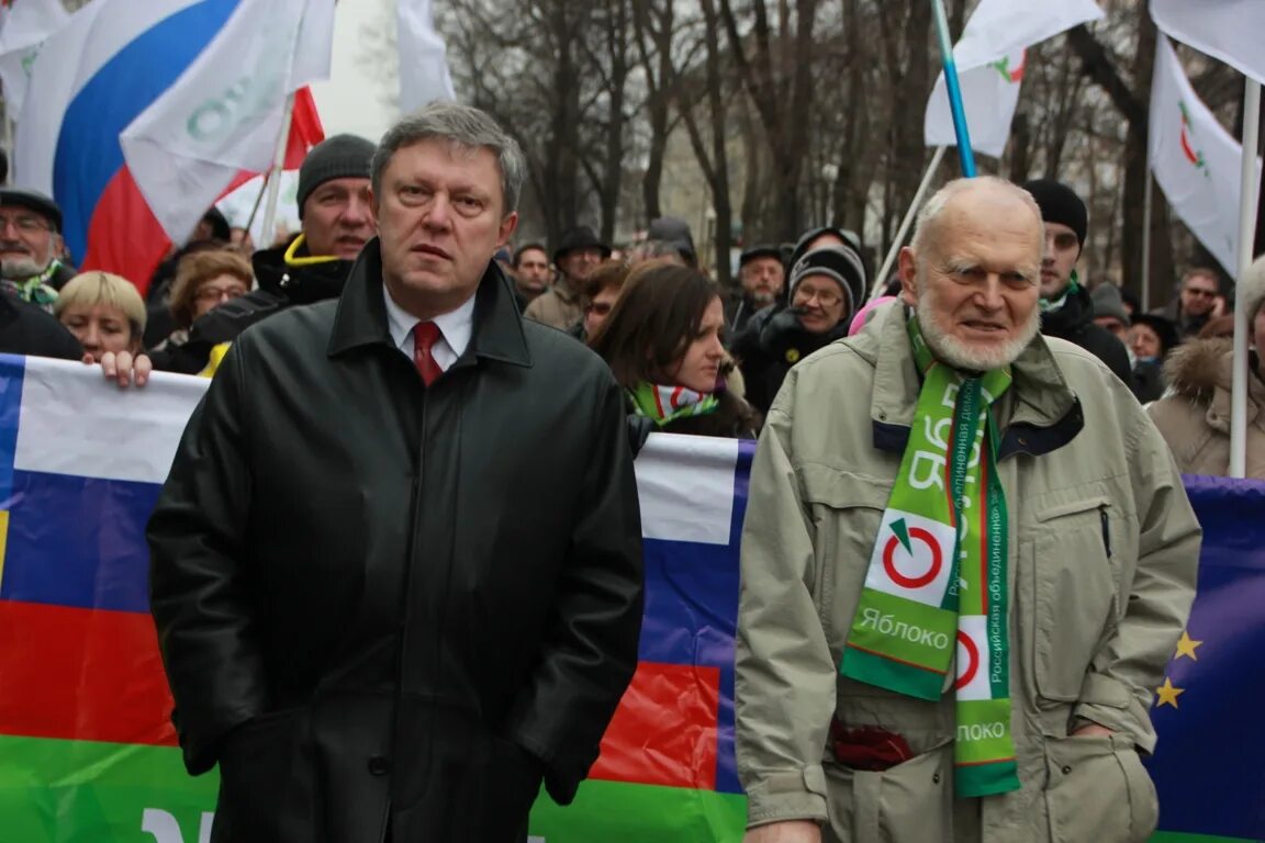 Электорат партии яблоко. Яблоко митинг. Протесты партий яблока. Партия яблоко митинг. Партия яблоко в россии