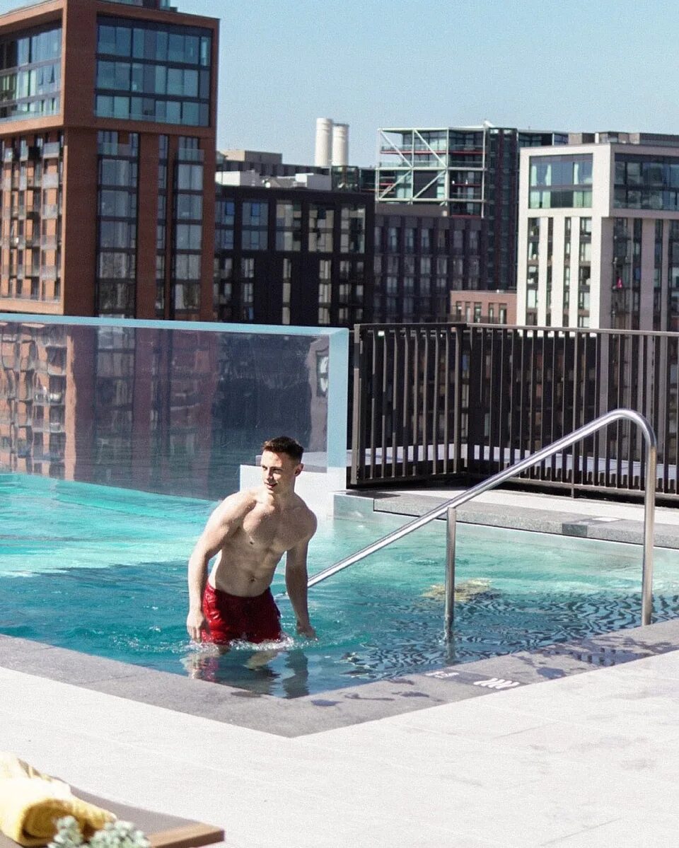 Embassy gardens london бассейн. Sky pool бассейн лондон. Бассейны между. Бассейн между двумя небоскребами лондон. Бассейны между.