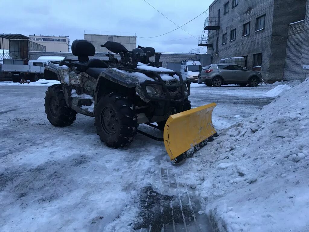 Квадроцикл с отвалом для уборки снега. Отвал для снега на квадроцикл хонда. газ садко с отвалом для снега. qx56 с отвалом для снега. квадроцикл yamaha с отвалом для снега.
