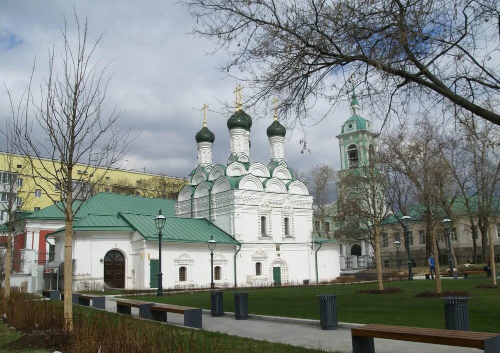 Патриаршее подворье в черниговском переулке. Черниговское подворье в москве. Церковь михаила и федора черниговских. Черниговское подворье в москве. Черниговское подворье в москве осень.