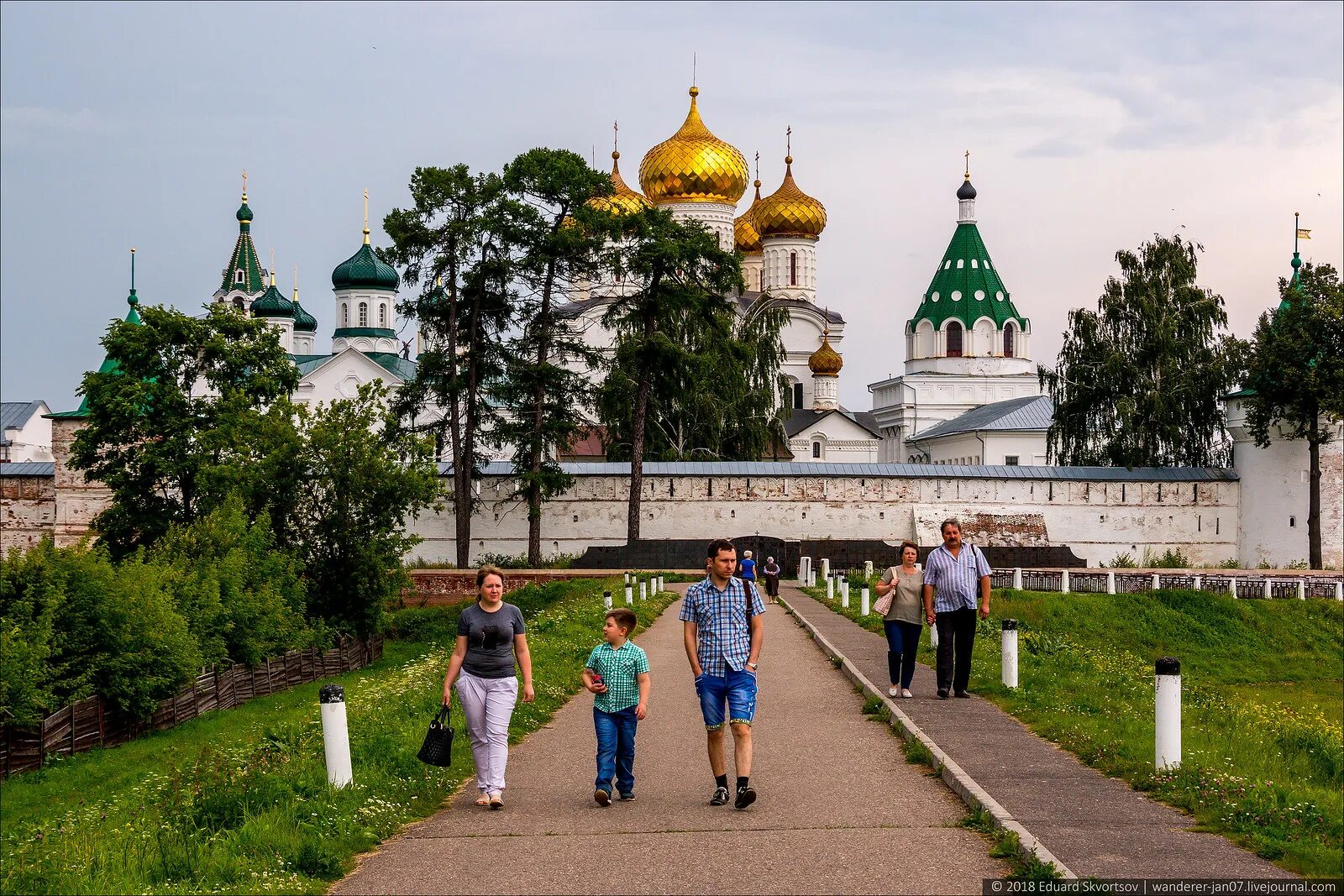 Ипатьевский монастырь Кострома. Кострома Ипатьевский монастырь в Костроме. Кострома достопримечательности Ипатьевский монастырь. Ансамбль Ипатьевского монастыря в Костроме. Где в костроме продают