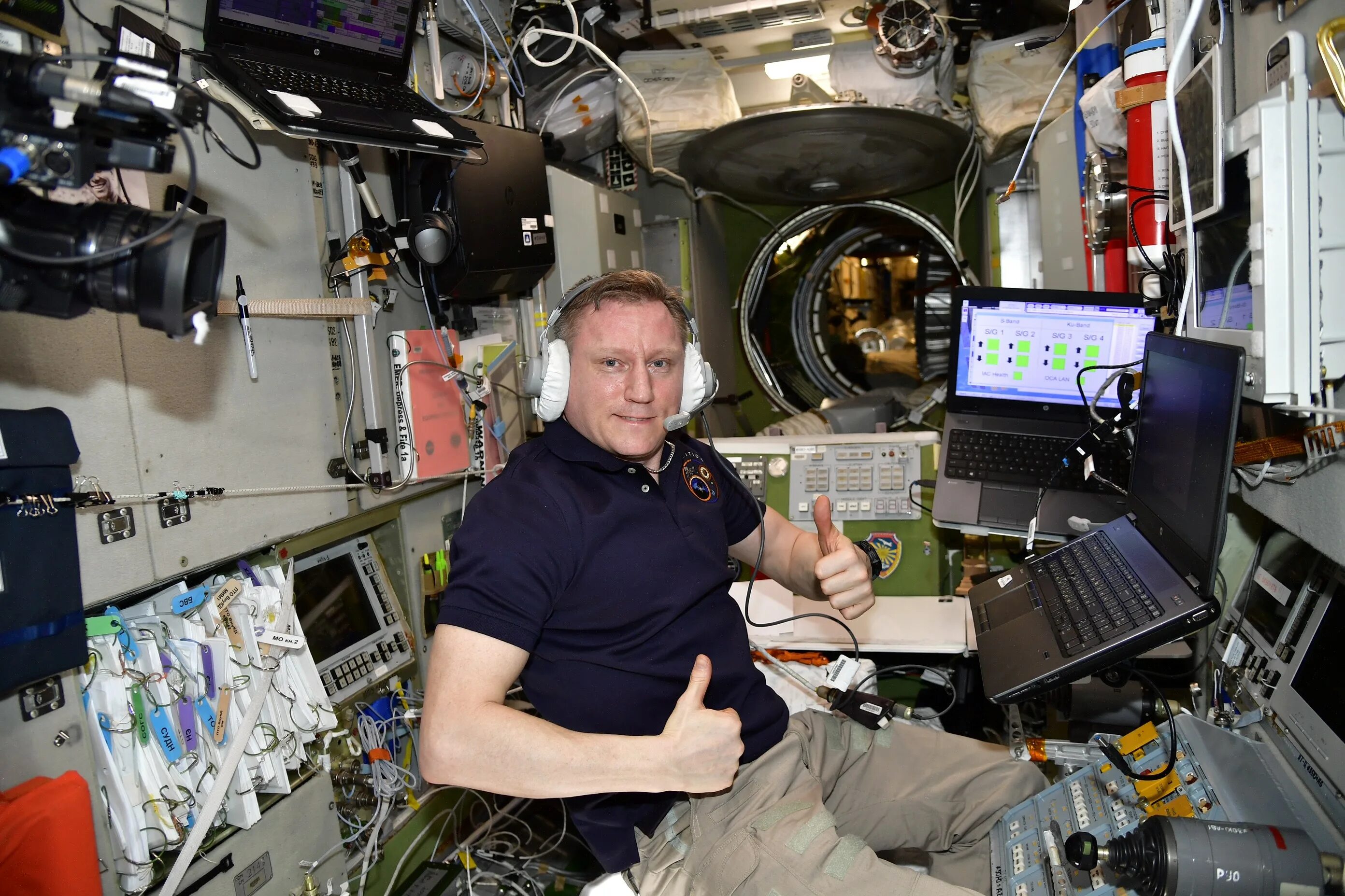 Какие научные исследования проводят космонавты. Исследования на мкс. Мкс лаборатория. Опыты на космической станции. Исследования на мкс.