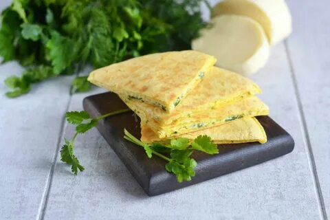 Тортилья с начинкой на сковороде