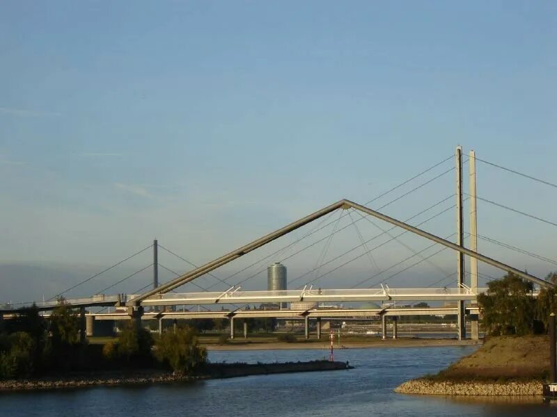 Мост через Рейн в Дюссельдорфе. Оберкассельский мост. Мост через Рейн вантовый. Вантовый мост в Германии.