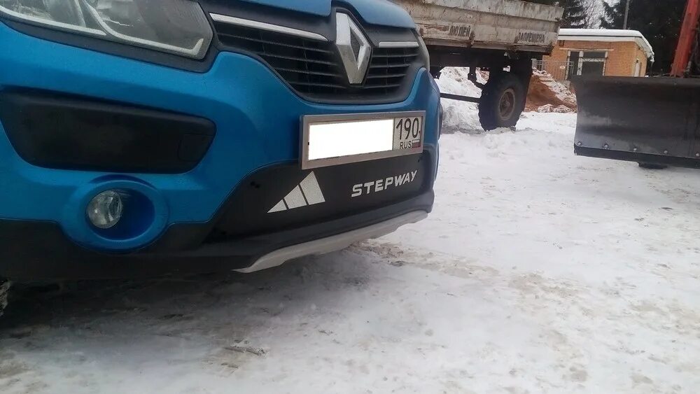 Бампер степвей 2. Sandero stepway 2025 зимняя заглушка. зимняя заглушка решётки переднего бампера renault logan stepway. зимняя заглушка бампера рено сандеро степвей 2 2025. подиум под номер sandero stepway 2.