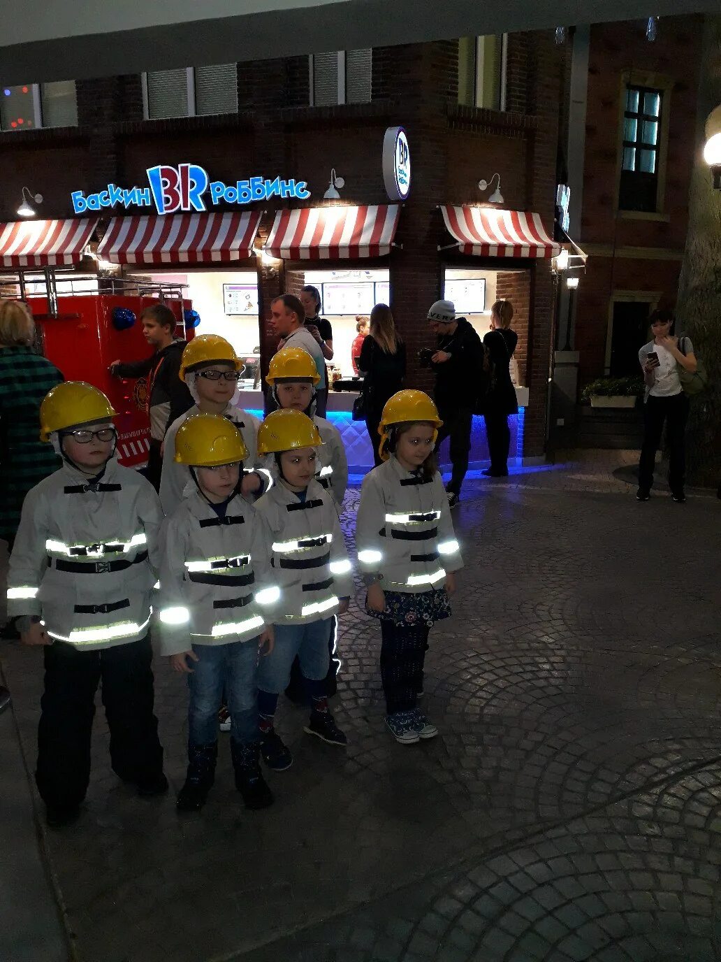 Kidzania дубай. Город кидзания авиапарк. Кидзания работа. Kidzania в москве. Город кидзания авиапарк.