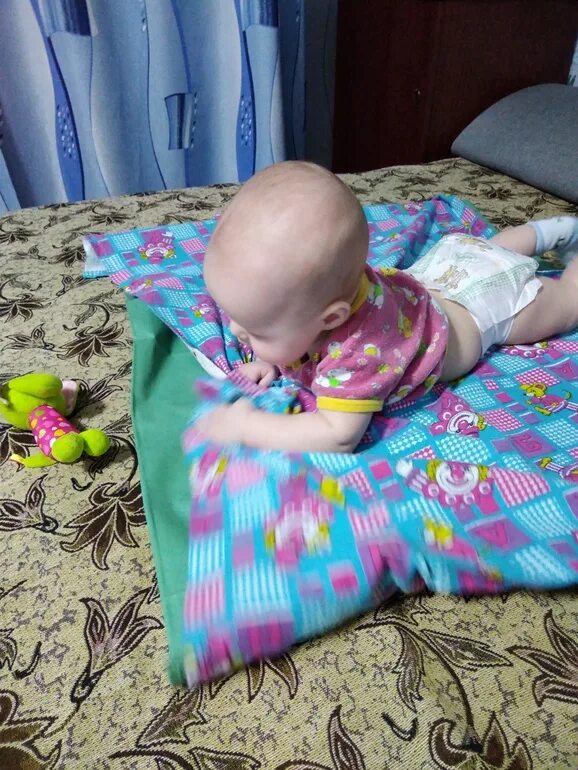 Ребенку 5 месяцев пытается встать. Попытки ползать в 4 месяца. 6 месяцев ребенку. 5 месяцев ребенку. Ребенок пытается встать на четвереньки.