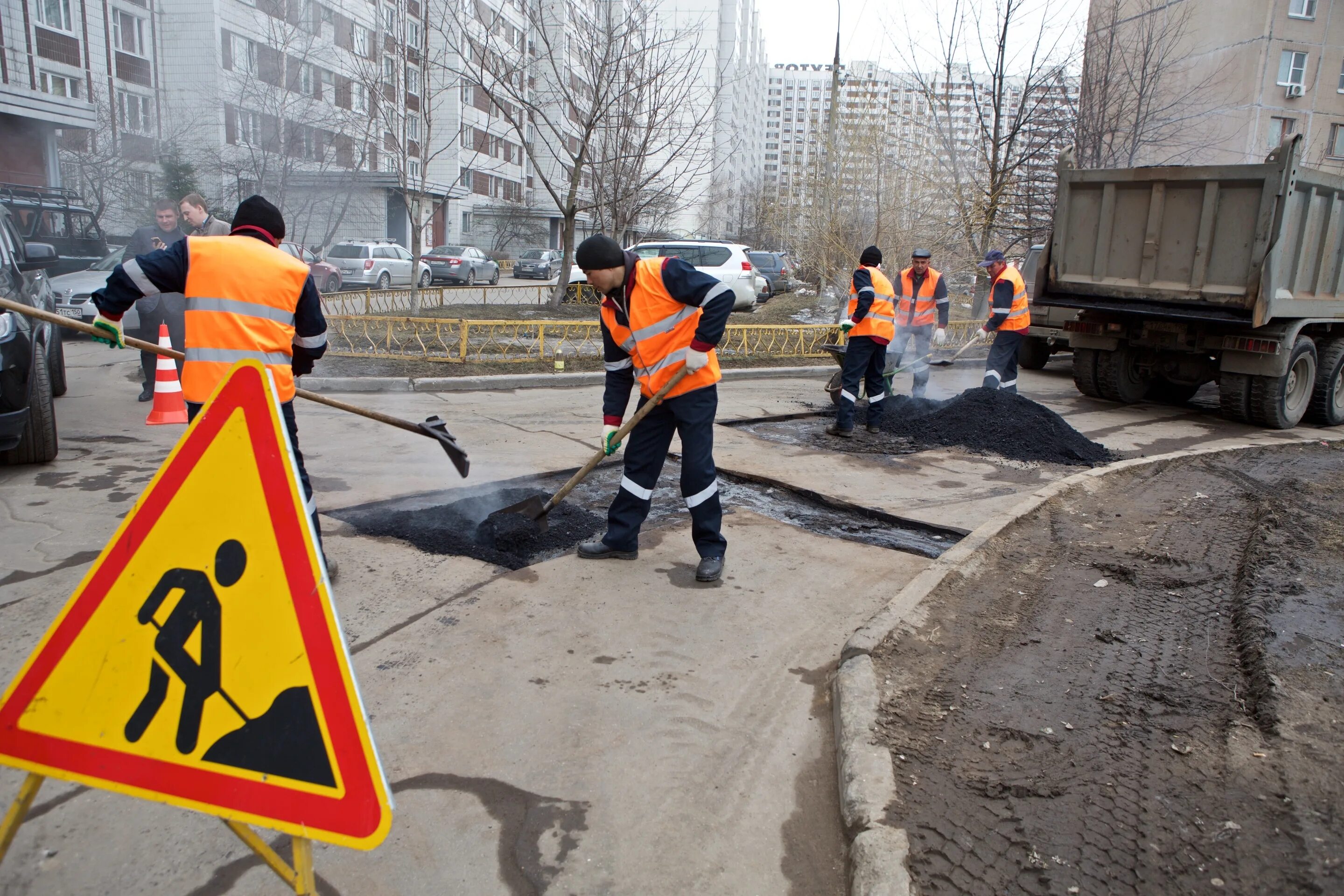 Ремонт дороги. Дорожные работы. Дорожный рабочий. Ремонтные работы.