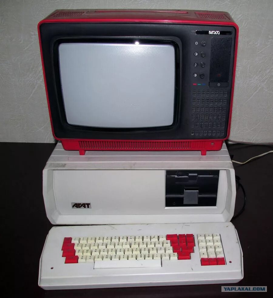 Как назывались первые компьютеры в ссср. ЭВМ агат 9. ПЭВМ агат-9. Агат2 компьютер СССР. Агат компьютер 1984.