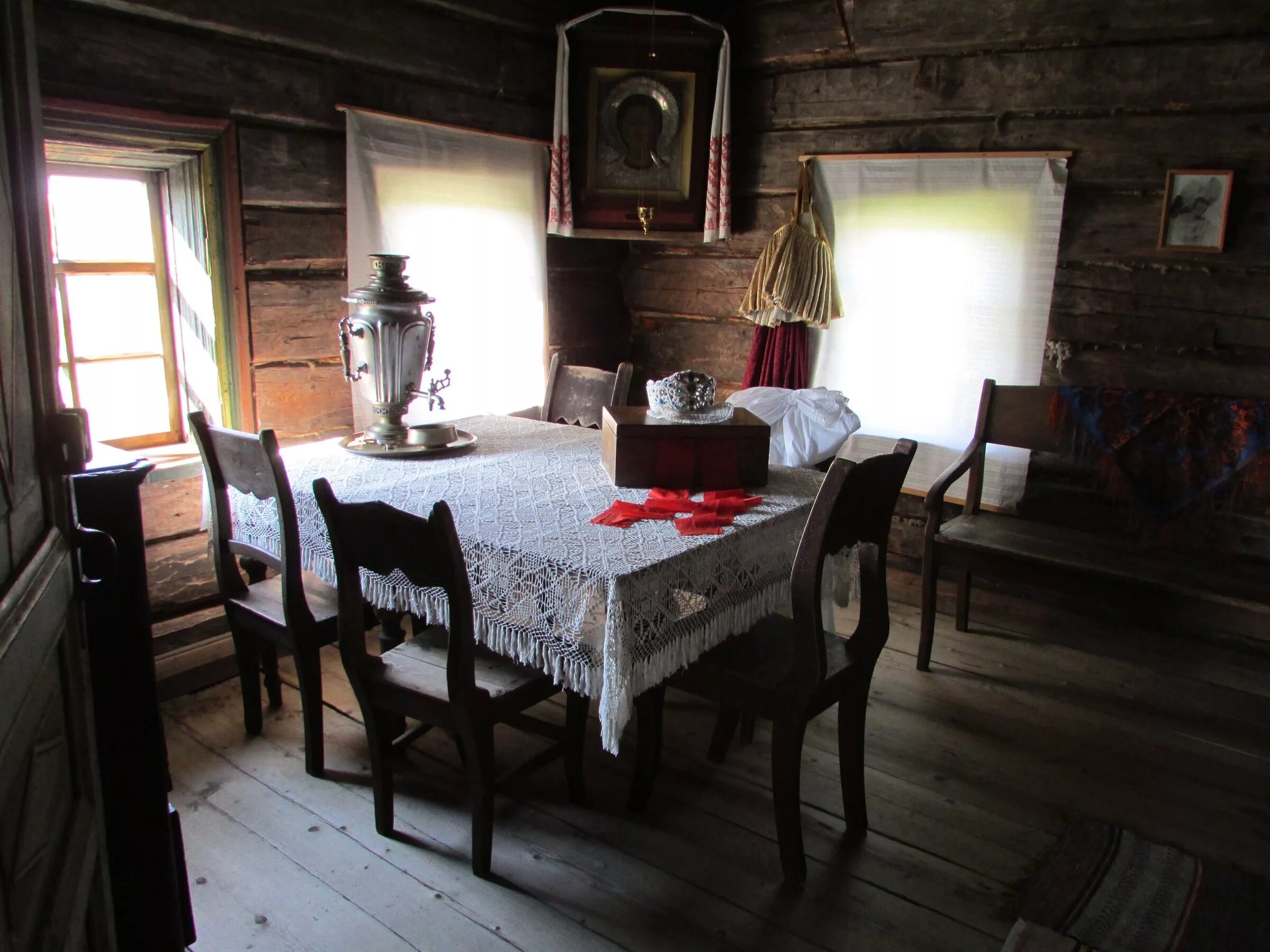 этнографический музей "горница". изба 19 века изнутри. красный угол в крестьянской избе. холодные горницы. дом музей рубцова горница.