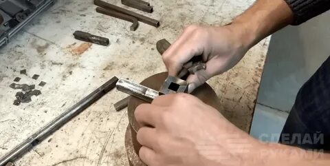 По металлической трубе ударили молотком