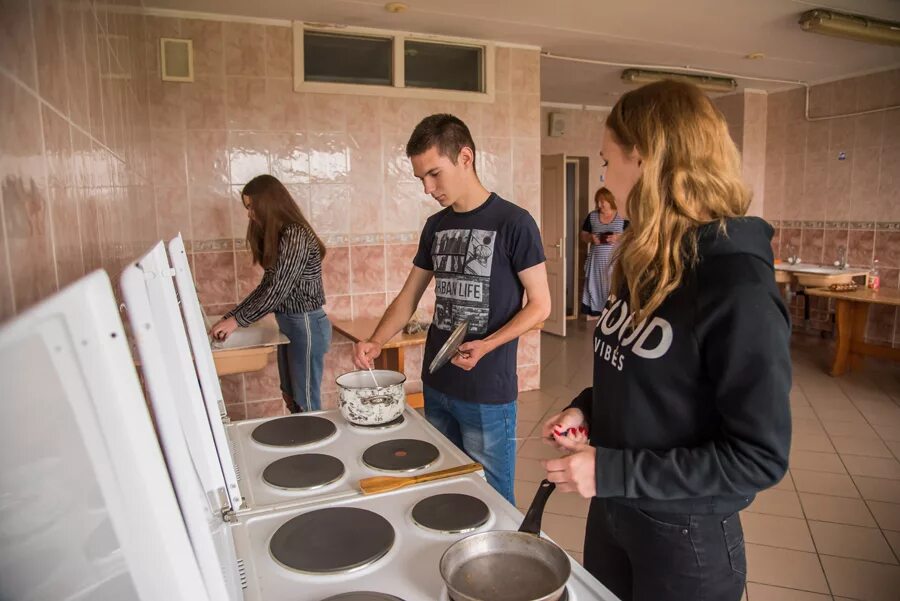 Беседа общежитие. Белорусский государственный университет общежитие. Студенты в общежитии. Студенческое общежитие. Жизнь в общежитии студенты.