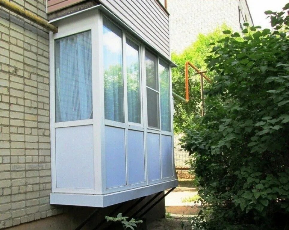 Сэндвич панели для балкона. Балкон из сендвичные панели. Французское остекление балкона. Балкон сэндвич. Балкон застекление снизу сэндвич.