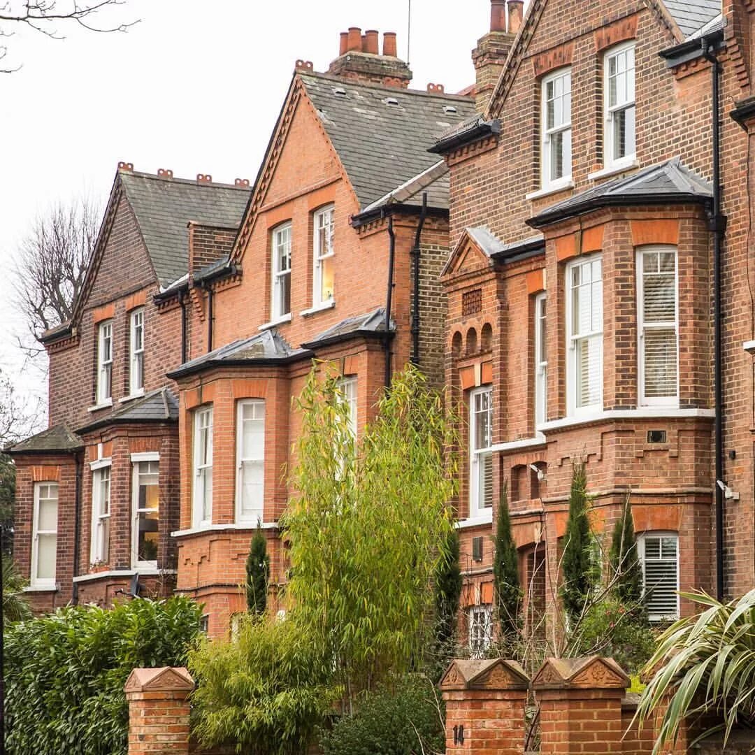 Поздневикторианские дом в Британии. БРИК Хаус Англия. Архитектура викторианской эпохи в Англии. Викторианский особняк в Лондоне.