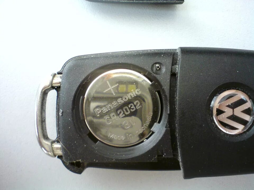 Батарейка в ключ Тигуан 2. Батарейка для ключа VW Touareg 2010. Батарейка для ключа зажигания Фольксваген Тигуан 2012. Батарейка для ключа Фольксваген Туарег. Батарейка ключ volkswagen