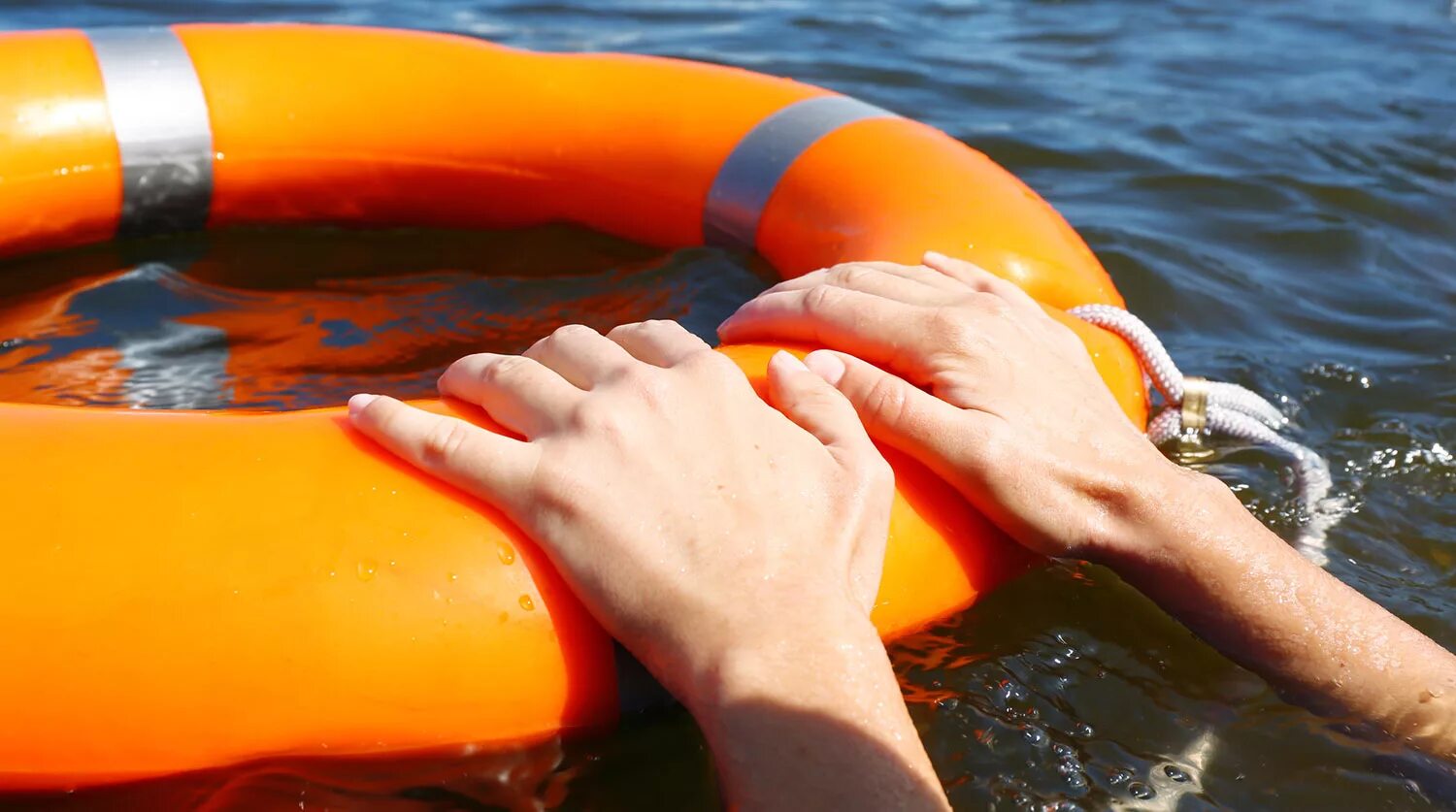 Чтоб не утонуть. Спасение на воде. Спасательный круг на воде. Человек в спасательном круге. Спасатели на воде.