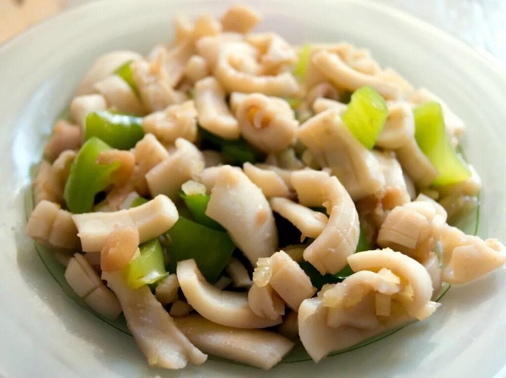 С чем сочетаются кальмары в салате. Теплый салат с кальмарами. Grilled calamari. С чем сочетается кальмар. Закуска из кальмара в ресторанах.