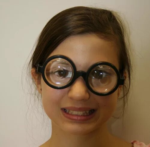 большие очки для зрения. очки 20 диоптрий. страшные очки для зрения. очки с большими линзами для зрения. самые большие диоптрии.