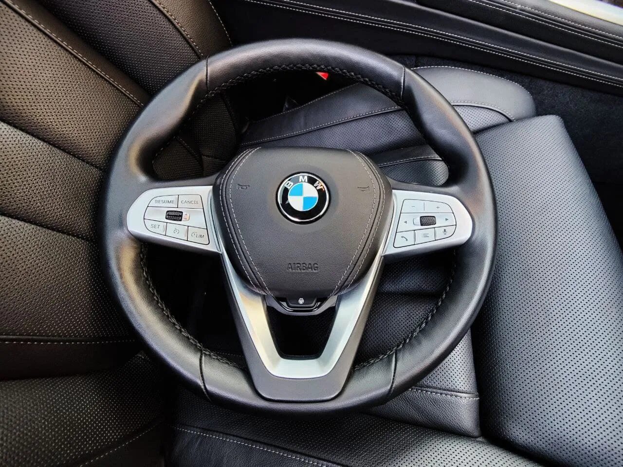Новый ключ на бмвg20 2024. Руль bmw g20. Перешив руля. Руль bmw x3 g01. Карбоновая накладка руля bmw f90.