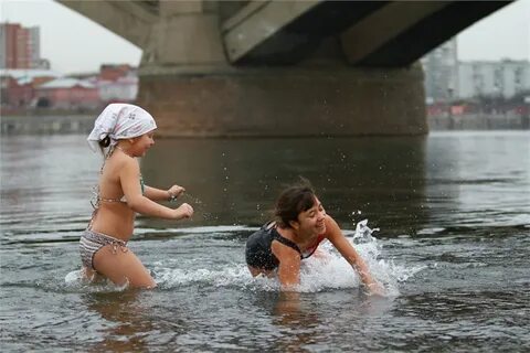 Где девочки купаются