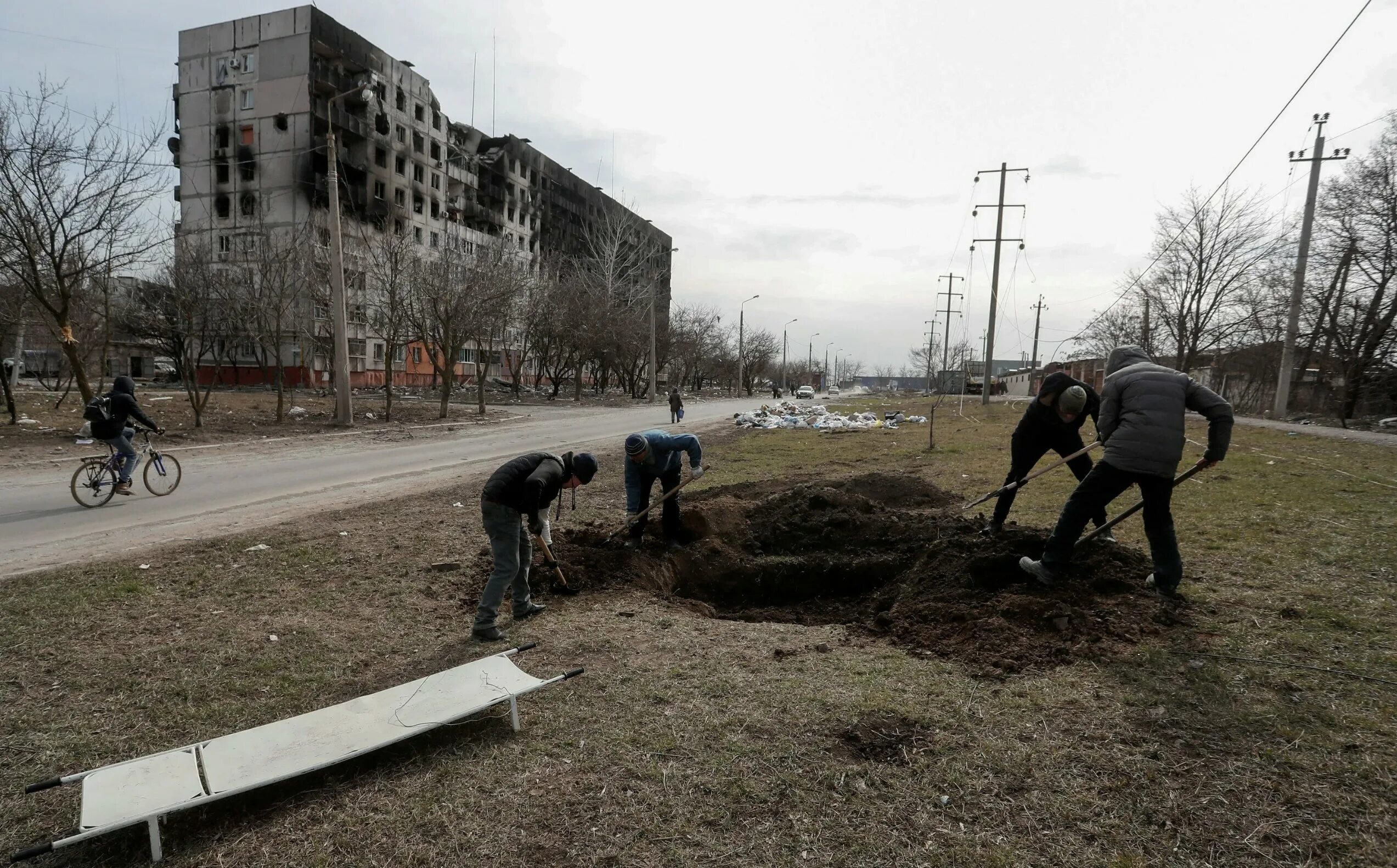 Что случилось в мариуполе. Мариуполь 2025 могилы во дворах. кладбище мариуполь 2025. братские могилы в мариуполе.