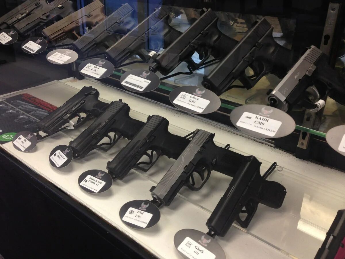 Магазин оружия в сша. Оружейный магазин в техасе сша. Sell guns. Sell guns. Много оружия.
