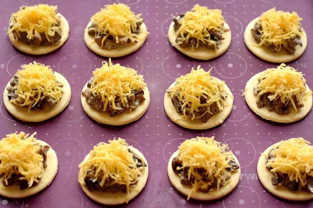 Жульен в корзиночках из теста. Жульен в тесте с курицей. Наталья калнина кулечки с грибами. Жульен в булочках с грибами и курицей. Пирог с грибами и сыром.