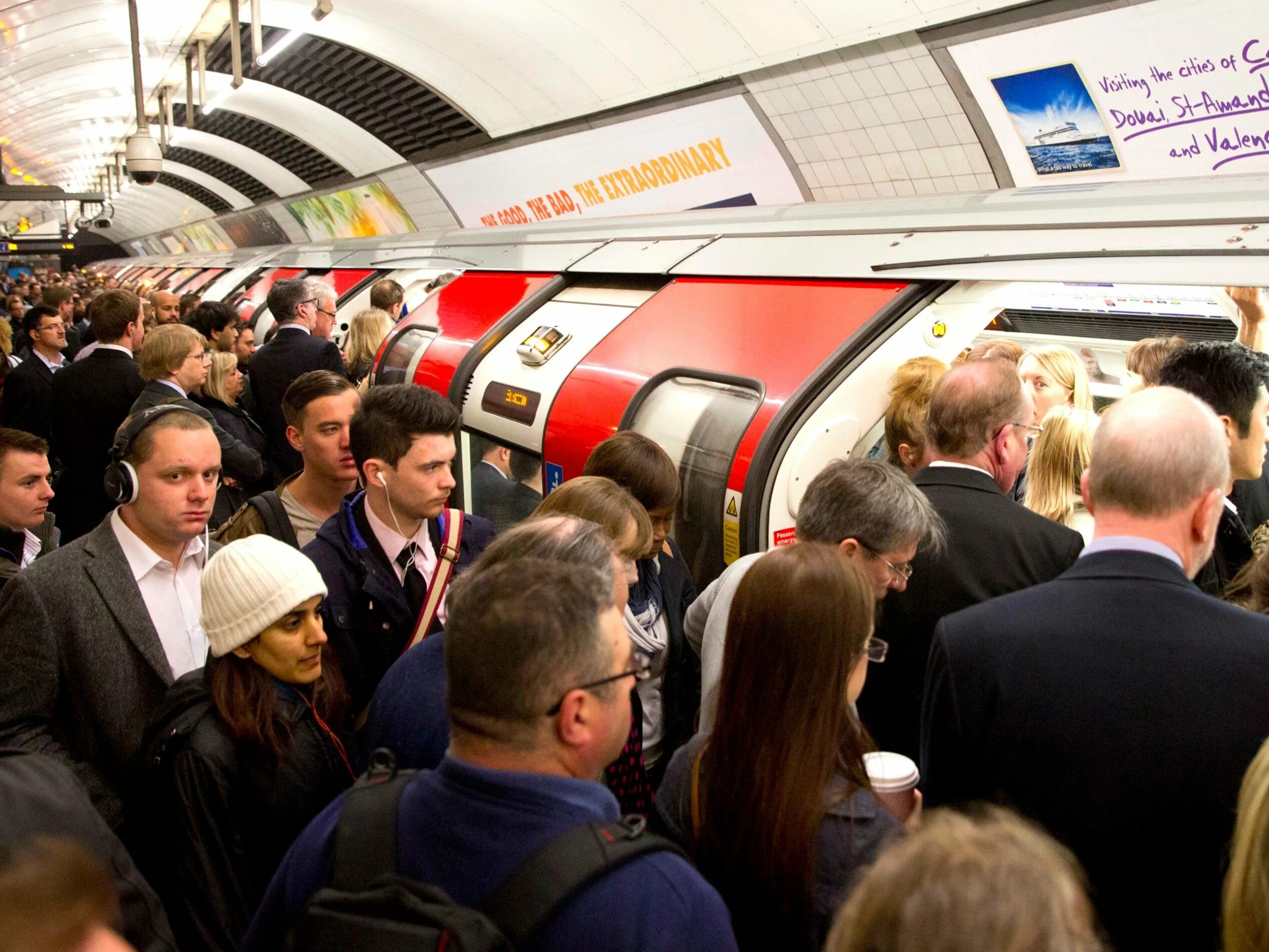 Метро лондона. London underground station passengers task 1. London underground is full of star. Метро в англии. Метро лондона.