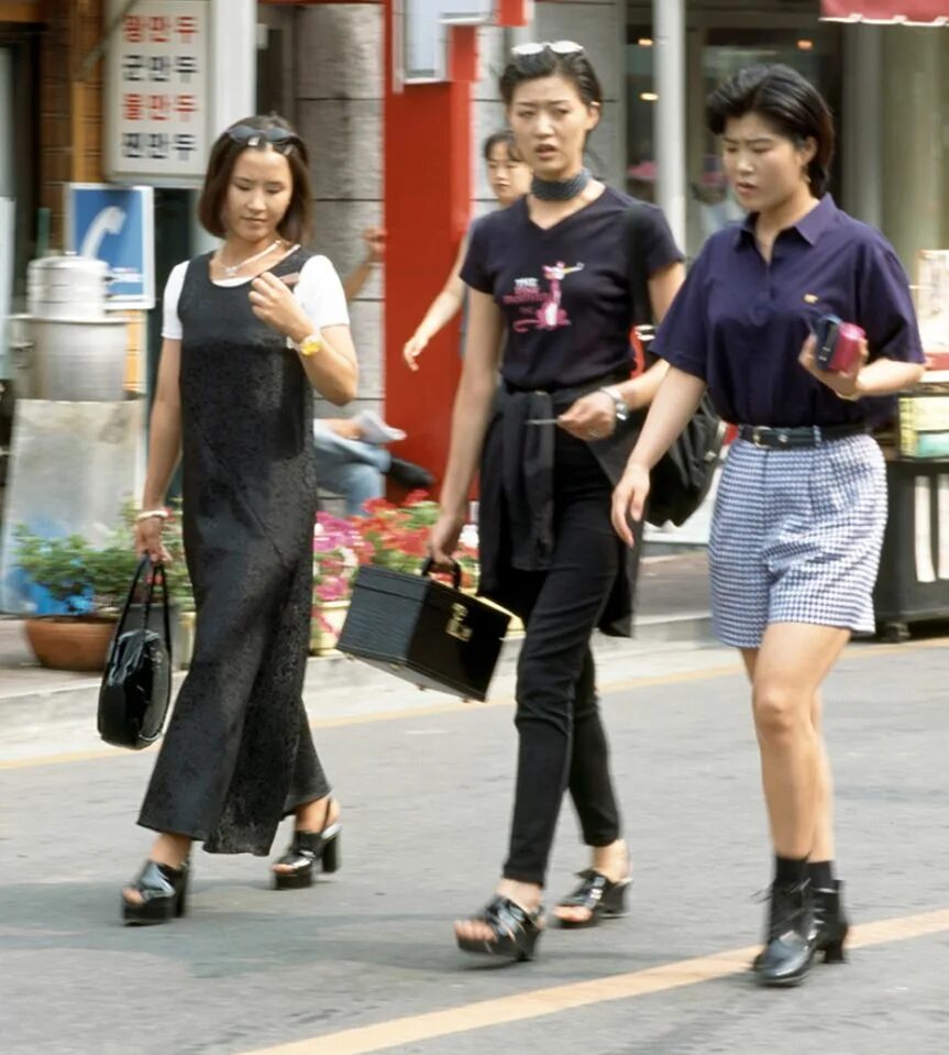 Направление в японской моде 1990. Южная Корея 90-е. Мода 90 Южная Корея. Стиль 90х в Корее. Мода Кореи 90х.