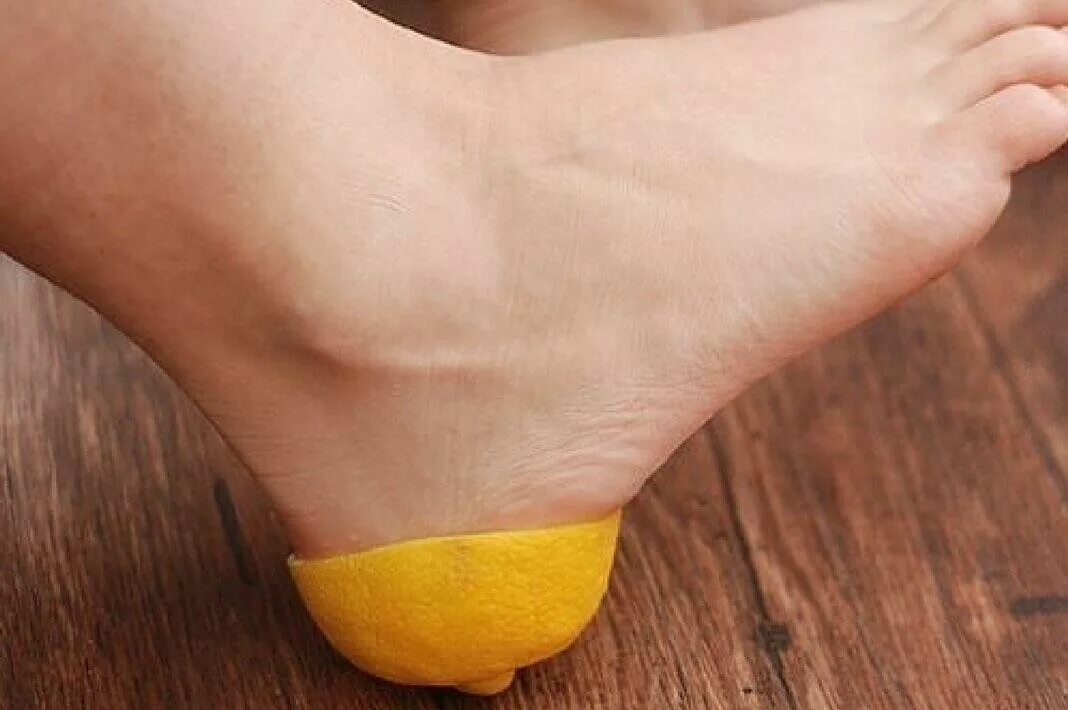 Желтая подошва ног