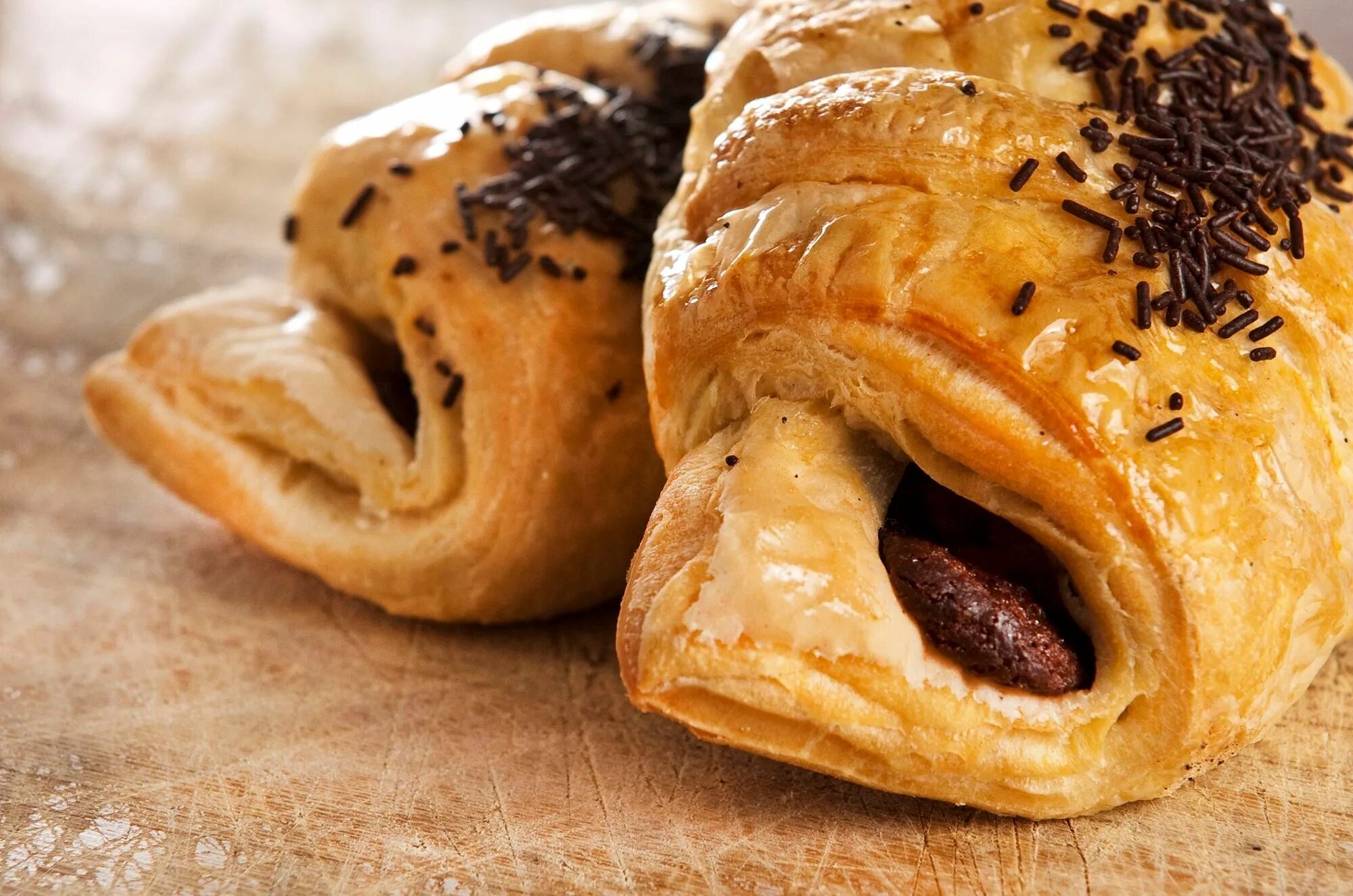 круассан разрезанный. круассан с начинкой. круассаны из слоеного бездрожжевого. круассаны с шоколадом из слоеного теста бездрожжевого. круассаны из слоеного бездрожжевого теста.
