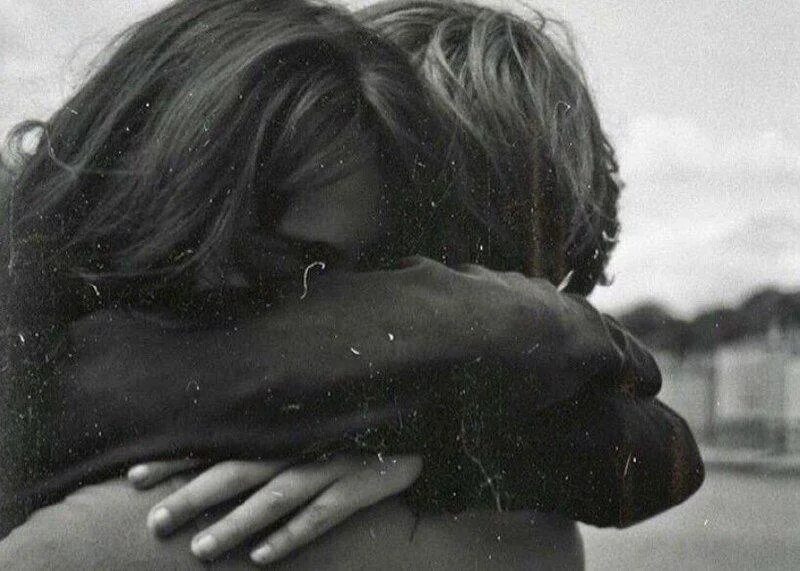 обнимает заплаканную. крепкие объятия. мужчина обнимает грустную женщину. девушка уткнулась в парня. успокаивает девушку.