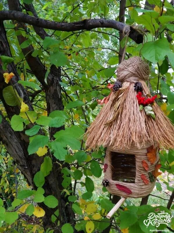 как сделать кормушку для птиц из пластиковой бутылки 1. 5 л. кормушка для птичек из пятилитровой бутылки. красивые кормушки из пластиковых бутылок. кормушка из бутылки.