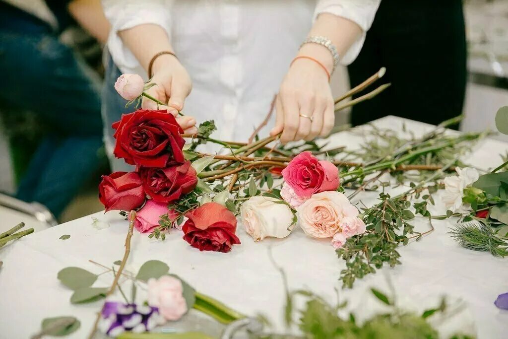 букет цветов. флористика. мастер букета изготовление. упаковка съедобного букета в бумагу. спиральная техника сбора букета.