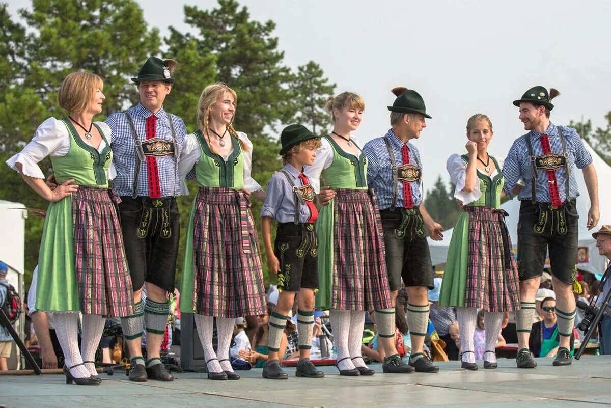 Немецкие племена. Германия ледерхозен. Национальный костюм немцев. Национальная одежда Германии. Традиционный костюм Германии.