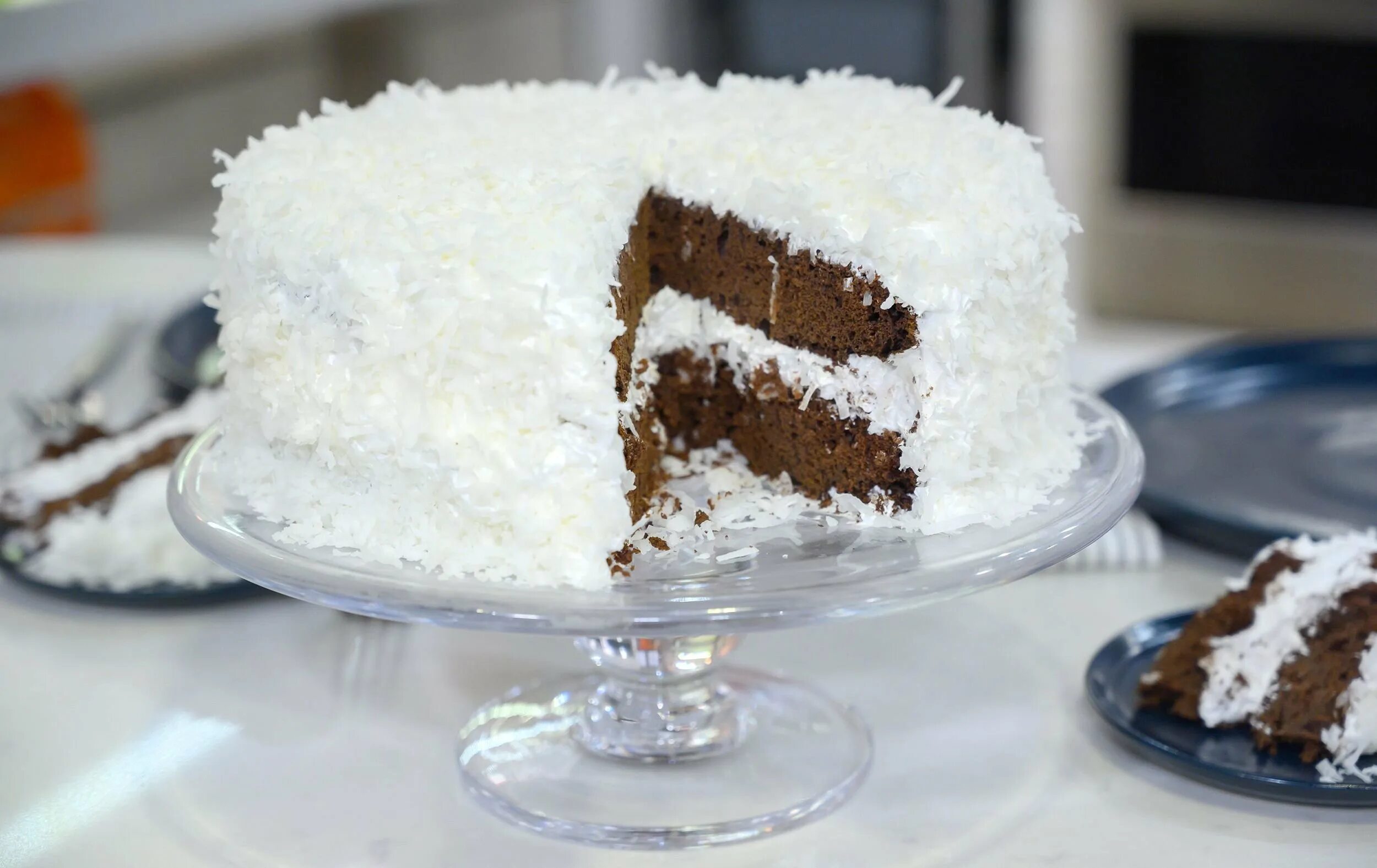 День кокосового торта. Украшение торта кокосовой стружкой. Торт украшенный кокосовой стружкой. Торт с кокосовой стружкой. Украшение кокосового торта.